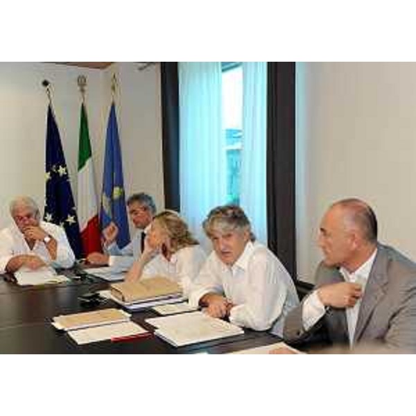 Renzo Tondo (Presidente FVG), con Sandra Savino (Assessore regionale Finanze) e Maurizio Franz (Presidente Consiglio FVG) nel corso dell'incontro con i parlamentari eletti in Friuli Venezia Giulia ed i presidenti dei Gruppi politici in Consiglio regionale. (Udine 22/08/11)