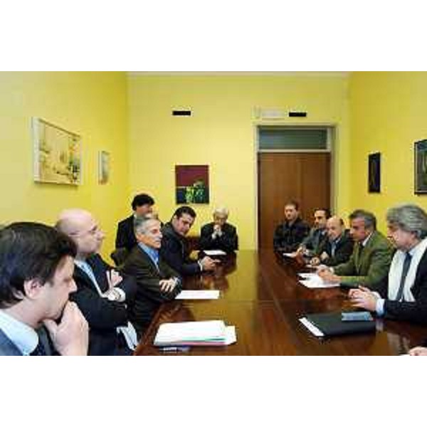 Riccardo Illy (Presidente Regione Friuli Venezia Giulia) con Enzo Marsilio (Assessore regionale alle risorse agricole, naturali, forestali e montagna), gli amministratori del Comune di Budoia e Elio De Anna (Presidente della Provincia di Pordenone) ritratti in occasione della riunione sul collegamento Piancavallo - Alpago. (Udine 08/01/07)