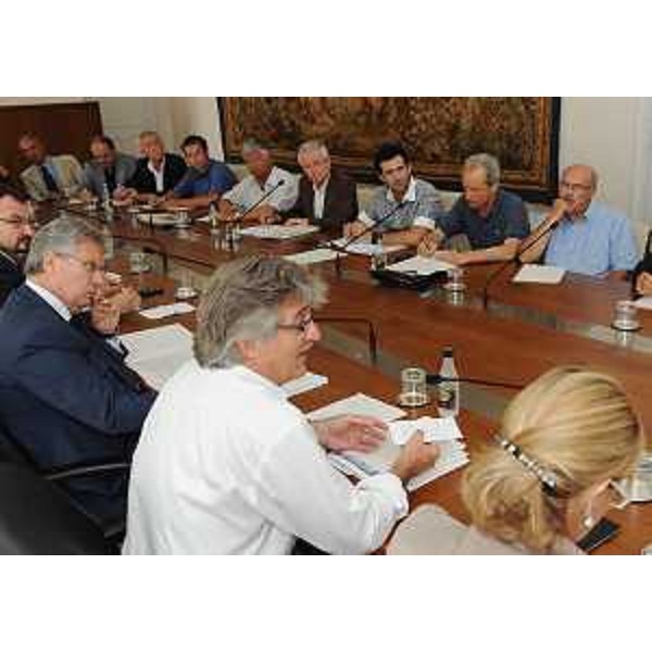 Il tavolo dell'incontro Regione-parti sociali per l'esame congiunto dell'impatto economico sul FVG del decreto legge 138/2011 (manovra economica nazionale). (Trieste 24/08/11)