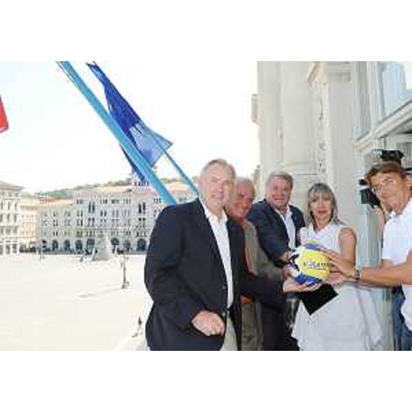 Gerhard Doerfler (Governatore Land Carinzia), Enzo Cainero, Elio De Anna (Assessore Sport e Relazioni internazionali FVG), Anna Fenos e Hannes Jagerhofer nella sede della Regione Friuli Venezia Giulia in piazza Unità d'Italia. (Trieste 25/08/11)