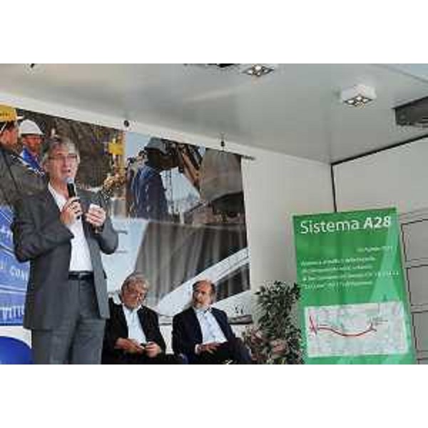 Renzo Tondo (Presidente Friuli Venezia Giulia) interviene all'inaugurazione della bretella stradale che collega la statale 13 a San Giovanni del Tempio (Comune di Sacile) con la Zona Industriale "La Croce" sulla strada provinciale 17 (Comune di Fontanafredda). (Sacile 30/08/11)