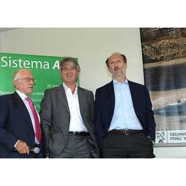 Emilio Terpin (Presidente Autovie Venete), Renzo Tondo (Presidente Friuli Venezia Giulia) e Riccardo Riccardi (Assessore regionale Viabilità e Trasporti) all'inaugurazione della bretella stradale che collega la statale 13 a San Giovanni del Tempio (Comune di Sacile) con la Zona Industriale "La Croce" sulla strada provinciale 17 (Comune di Fontanafredda). (Sacile 30/08/11)