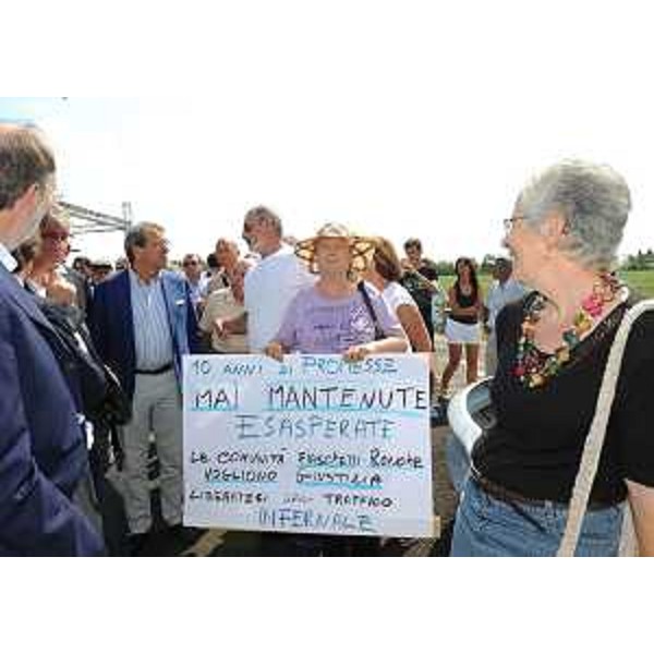Rappresentanti del Comitato di cittadini di Ronche (frazione di Sacile) all'inaugurazione della bretella stradale che collega la statale 13 a San Giovanni del Tempio (Comune di Sacile) con la Zona Industriale "La Croce" sulla strada provinciale 17 (Comune di Fontanafredda). (Sacile 30/08/11)