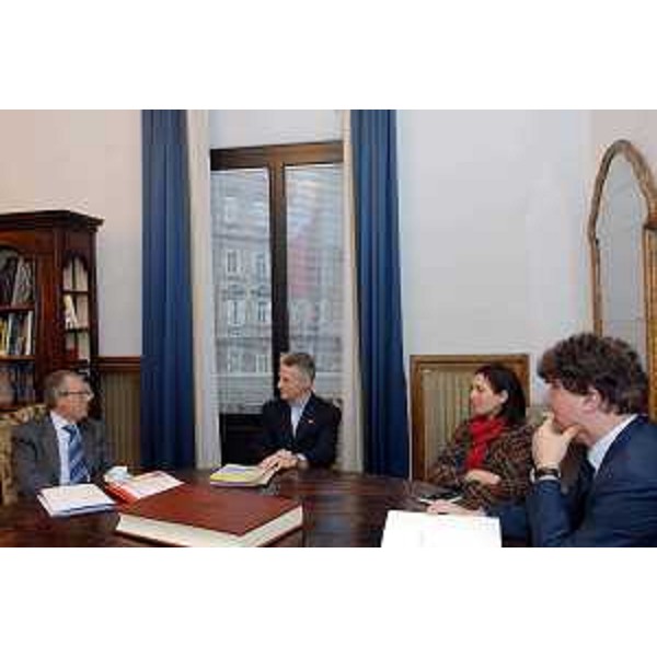 Riccardo Illy (Presidente Regione Friuli Venezia Giulia) con Michela Del Piero (Assessore regionale alla programmazione e controllo, alle risorse economiche e finanziarie, al patrimonio e servizi generali e alle pari opportunità) e Antonio Sciacca (nuovo Direttore della filiale di Trieste della Banca d’Italia). (Trieste 09/01/07)