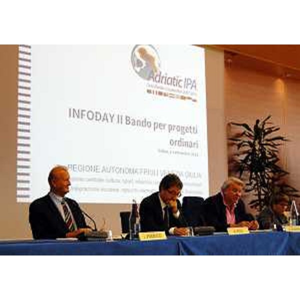 Luciano Pozzecco (Direttore servizio Integrazione europea, Rapporti internazionali e Gestione finanziaria), Augusto Viola (Direttore centrale Cultura, Sport, Relazioni internazionali e comunitarie) ed Elio De Anna (Assessore regionale Cultura, Sport, Relazioni internazionali e comunitarie). (Udine 06/09/11)