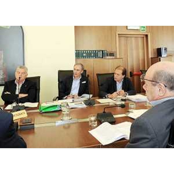A destra, Vladimir Kosic (Assessore regionale Salute, Integrazione socio sanitaria e Politiche sociali) nel corso dei lavori della III Commissione in Consiglio regionale. (Trieste 06/09/11)