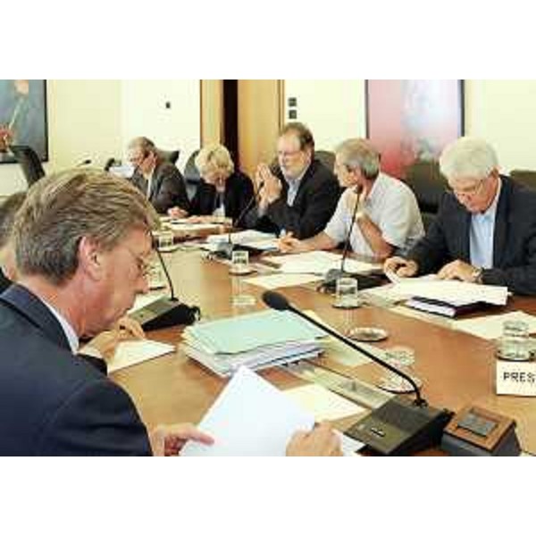 A sinistra, Giorgio Venier Romano (Presidente III Commissione consiliare) nel corso dei lavori della III Commissione in Consiglio regionale. (Trieste 06/09/11)