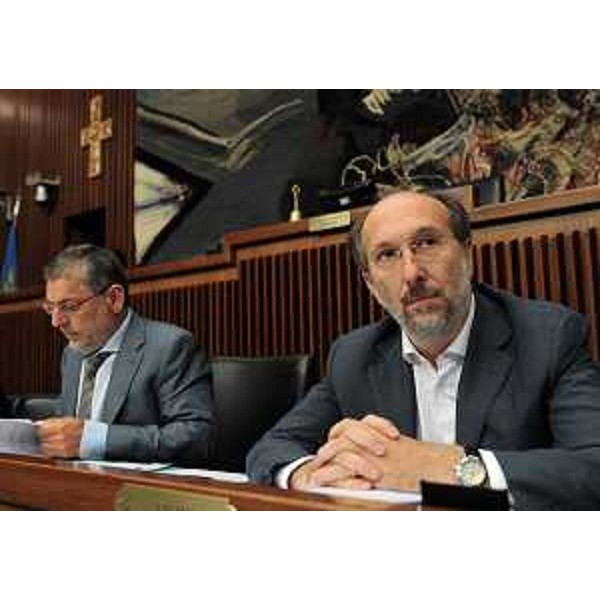 Alessandro Colautti (Presidente IV Commissione consiliare) e Riccardo Riccardi (Assessore regionale Lavori pubblici) nel corso dei lavori della IV Commissione in Consiglio regionale. (Trieste 07/09/11)