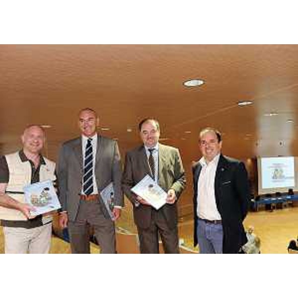 Emanuele Barison (Disegnatore e regista), Maurizio Franz (Presidente Consiglio regionale), Roberto Molinaro e Claudio Violino (Assessori regionali Istruzione e Risorse rurali) alla presentazione del IV volume "Impariamo con Quasar, Chiara e Marco". (Udine 08/09/11)