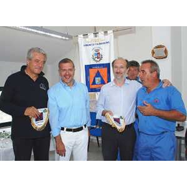 Guglielmo Berlasso (Direttore Protezione civile Regione FVG), Piero Mauro Zanin (Sindaco Talmassons), Riccardo Riccardi (Assessore regionale Viabilità e Trasporti) e un volontario, alla cerimonia di consegna di un automezzo al Gruppo comunale di Protezione civile. (Talmassons 10/09/11)