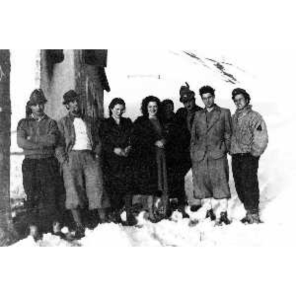 La foto del "Gruppo di Partigiani di Sutrio" esposta alla mostra "Le radici del futuro. La Repubblica partigiana della Carnia e dell'Alto Friuli" al Museo Carnico delle Arti Popolari "Michele Gortani" di Tolmezzo.