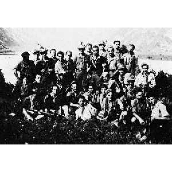 La foto dei "Partigiani del Battaglione Osoppo Vittoria" esposta alla mostra "Le radici del futuro. La Repubblica partigiana della Carnia e dell'Alto Friuli" al Museo Carnico delle Arti Popolari "Michele Gortani" di Tolmezzo.