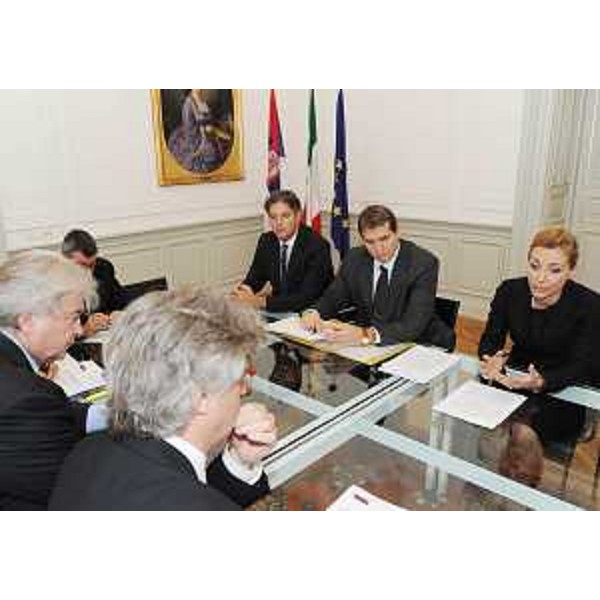 Il tavolo dell'incontro tra Renzo Tondo (Presidente Friuli Venezia Giulia) ed Elio De Anna (Assessore regionale Relazioni internazionali) ed il nuovo ambasciatore della Serbia in Italia, signora Ana Hrustanovic, accompagnata dal neo console di Serbia a Trieste, Momcilo Milovic. (Trieste 14/09/11)