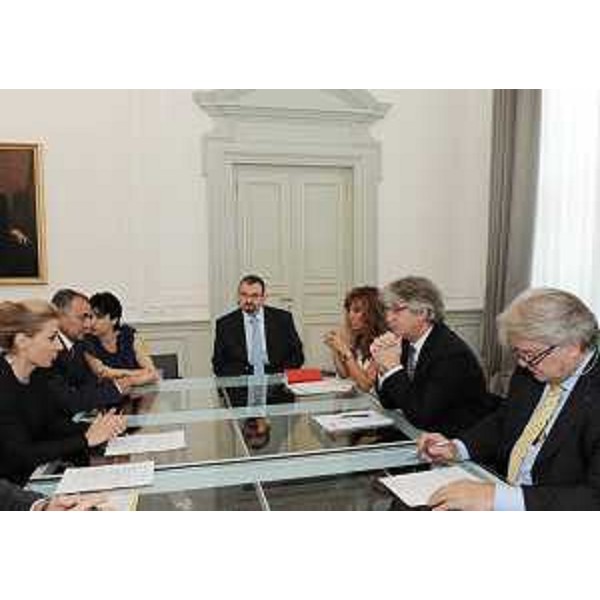 Il tavolo dell'incontro tra Renzo Tondo (Presidente Friuli Venezia Giulia) ed Elio De Anna (Assessore regionale Relazioni internazionali) ed il nuovo ambasciatore della Serbia in Italia, signora Ana Hrustanovic, accompagnata dal neo console di Serbia a Trieste, Momcilo Milovic. (Trieste 14/09/11)