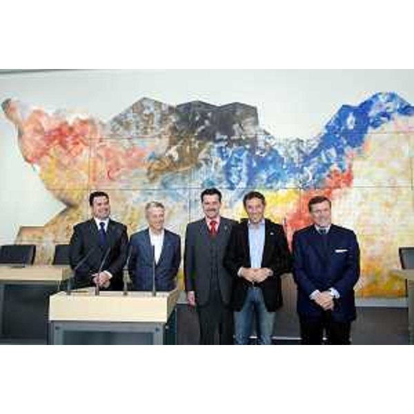 Riccardo Illy (Presidente Regione Friuli Venezia Giulia) con Franco Iacop (Assessore regionale per le relazioni internazionali, comunitarie e autonomie locali), Fabio Gava (Assessore del Veneto) e le delegazioni della Regione Veneto e Carinzia. (Klagenfurt 11/01/07)