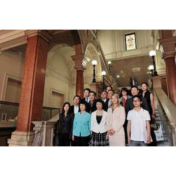 Federica Seganti (Assessore regionale Attività produttive), Liu Kejuan (Vicedirettore Turismo Provincia Shanxi) e la delegazione della Provincia cinese di Shanxi, nella sede della Regione. (Trieste 26/09/11)