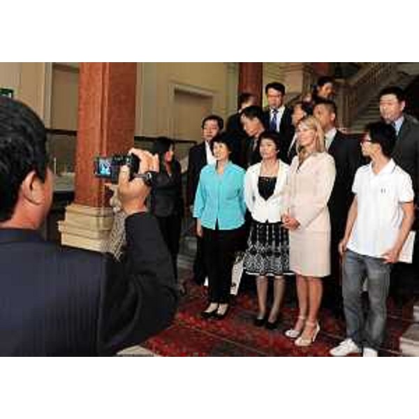 Federica Seganti (Assessore regionale Attività produttive), Liu Kejuan (Vicedirettore Turismo Provincia Shanxi) e la delegazione della Provincia cinese di Shanxi, nella sede della Regione. (Trieste 26/09/11)