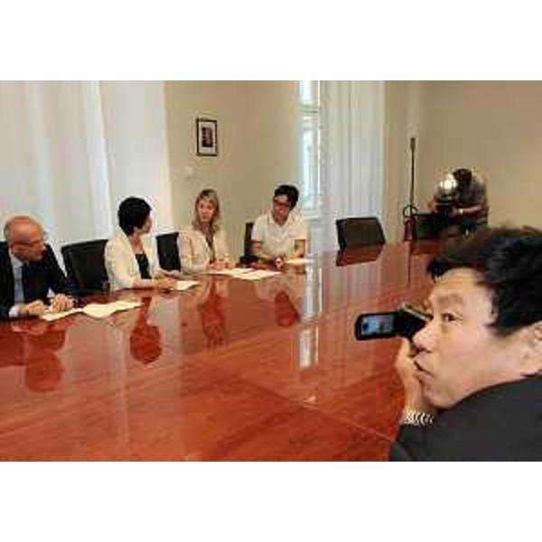 Federica Seganti (Assessore regionale Attività produttive) e Liu Kejuan (Vicedirettore Turismo Provincia Shanxi), nella sede della Regione. (Trieste 26/09/11)