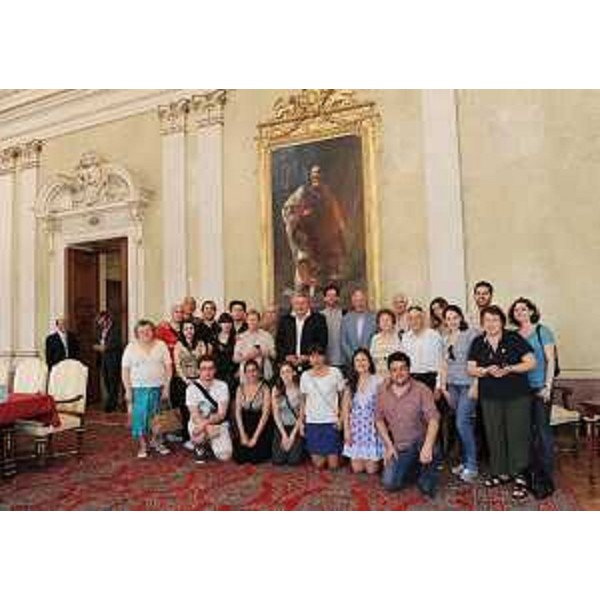 Elio De Anna (Assessore regionale Relazioni internazionali e comunitarie) e Dario Rinaldi (Presidente onorario Giuliani nel Mondo) con i discendenti di famiglie di origine giuliana e istriana, nella sede della Regione. (Trieste 27/09/11)