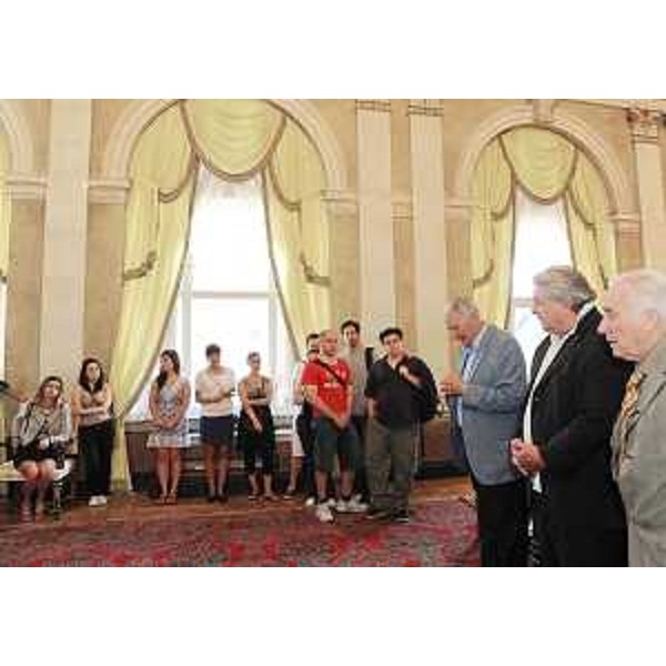 Elio De Anna (Assessore regionale Relazioni internazionali e comunitarie) e Dario Rinaldi (Presidente onorario Giuliani nel Mondo) con i discendenti di famiglie di origine giuliana e istriana, nella sede della Regione. (Trieste 27/09/11)