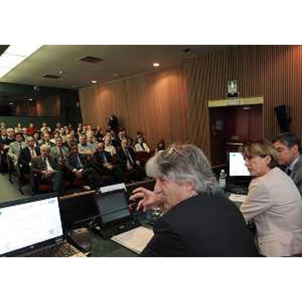 Renzo Tondo (Presidente Friuli Venezia Giulia) con i rettori delle Università di Trieste e Udine, Francesco Peroni e Cristiana Compagno, in occasione dell'inaugurazione del laboratorio J-RAUM di Magneti Marelli Automotive Lighting. (Amaro 16/09/11)