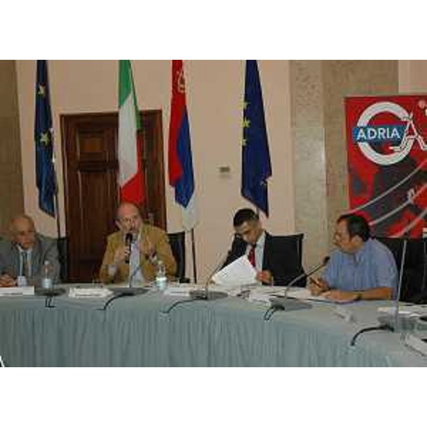 Riccardo Riccardi (Assessore regionale Viabilità e Trasporti) al tavolo della firma della convenzione tra Regione FVG e RFI-Rete Ferroviaria Italiana per l'avvio della progettazione dei collegamenti ferroviari del progetto ADRIA A. (Trieste 16/09/11)