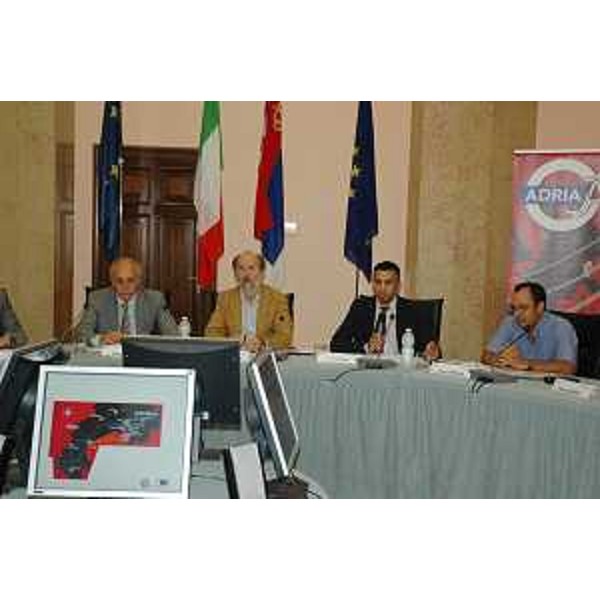 Riccardo Riccardi (Assessore regionale Viabilità e Trasporti) al tavolo della firma della convenzione tra Regione FVG e RFI-Rete Ferroviaria Italiana per l'avvio della progettazione dei collegamenti ferroviari del progetto ADRIA A. (Trieste 16/09/11)