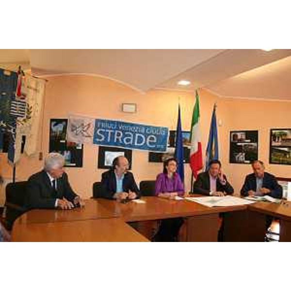 Franco Mattiussi (Assessore Infrastrutture Provincia UD), Riccardo Riccardi (Assessore regionale Infrastrutture), Laura Zanella (Sindaco Amaro), Giorgio Santuz (Presidente FVG Strade) e Oriano Turello (Direttore FVG Strade) nella sede del Comune. (Amaro 17/09/11)