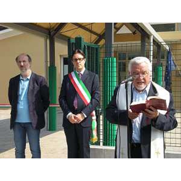 Riccardo Riccardi (Assessore regionale Lavori pubblici), Igor Treleani (Sindaco Santa Maria la Longa) e don Pietro Del Fabbro davanti alla scuola Zardini. (Santa Maria la Longa 17/09/11)