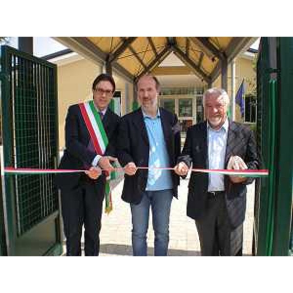 Igor Treleani (Sindaco Santa Maria la Longa), Riccardo Riccardi (Assessore regionale Lavori pubblici) e don Pietro Del Fabbro davanti alla scuola Zardini. (Santa Maria la Longa 17/09/11)