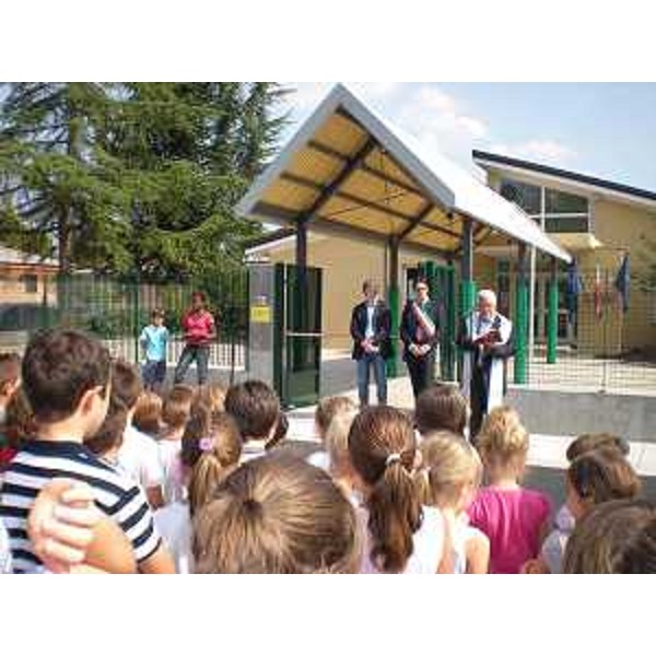 L'inaugurazione dei lavori eseguiti di fronte alla scuola primaria Zardini. (Santa Maria la Longa 17/09/11)