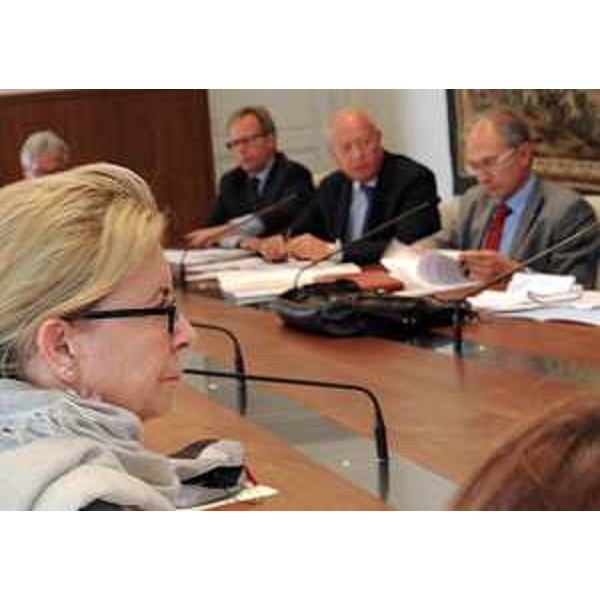 Sandra Savino (Assessore regionale Finanze) al tavolo di valutazione sulla riduzione dell'IRAP con i rappresentanti delle categorie economiche. (Trieste 20/09/11)