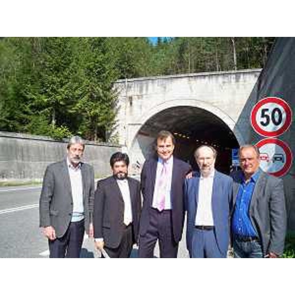 Igino Cimenti (Assessore Viabilità Comune Tarvisio), Giuseppe Ferrara (Direttore ANAS FVG), Renato Carlantoni (Sindaco Tarvisio), Riccardo Riccardi (Assessore Viabilità e Trasporti Regione FVG) e Franco Piussi (Consigliere Comune Tarvisio). (Tarvisio 21/09/11)