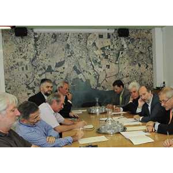 R.Riccardi (Assessore regionale Viabilità e Trasporti) e T.Bratta (Presidente Consorzio Sviluppo ZIAC-Zona Industriale industriale Aussa-Corno) con rappresentanti della Provincia di Udine e dei Comuni che fanno parte della ZIAC. (San Giorgio di Nogaro 21/09/11)
