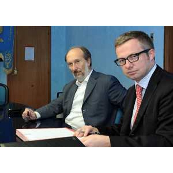 Riccardo Riccardi (Assessore regionale Lavori pubblici) e Paolo Pittini (Presidente ATER-Azienda Territoriale Edilizia Residenziale Alto Friuli), in Consiglio regionale. (Trieste 28/09/11)