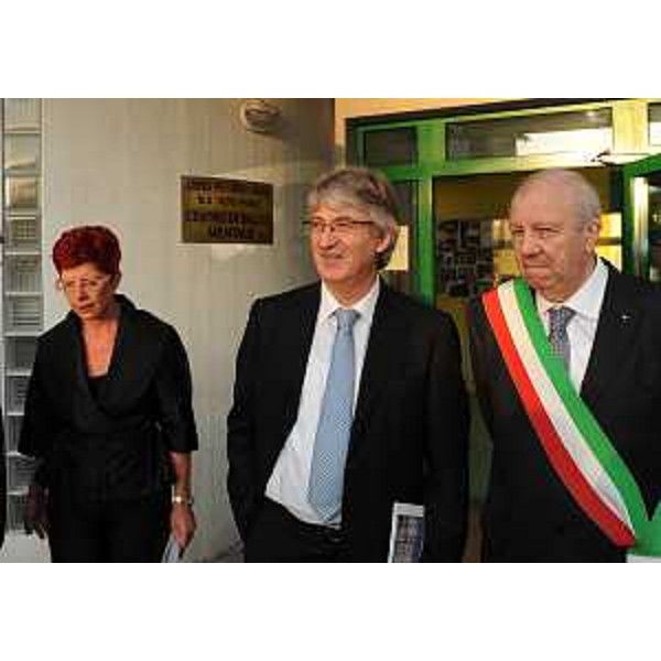 Tiziana Gon (Responsabile CSM Tolmezzo), Renzo Tondo (Presidente Friuli Venezia Giulia) e Dario Zearo (Sindaco Tolmezzo) al CSM-Centro di Salute Mentale. (Tolmezzo 29/09/11)