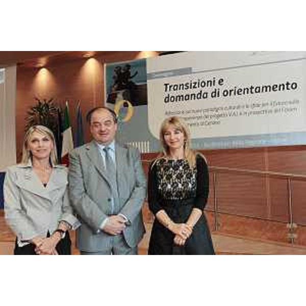 Roberto Molinaro (assessore Istruzione) con due persone che hanno partecipato al convegno "Transizioni e domanda di orientamento" organizzato dal Servizio Istruzione Università e Ricerca tramite le strutture del Centro regionale orientamento di Pordenone dell’Alto Friuli. (Udine, 04/10/11)