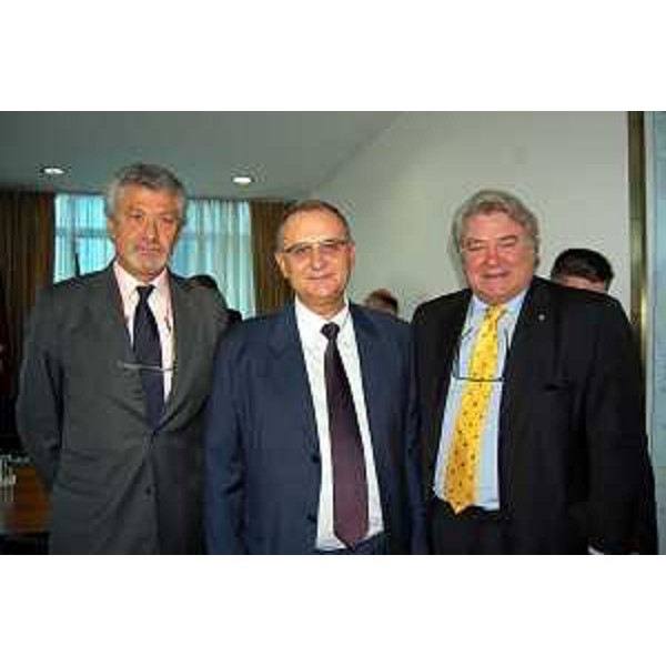 Elio De Anna (assessore Rapporti internazionali) con Petrit Vasili (ministro Sanità Albania) e Valter Santarossa (presidente di Insiel) durante l'incontro svoltosi a Tirana. (Tirana, 04/10/11)