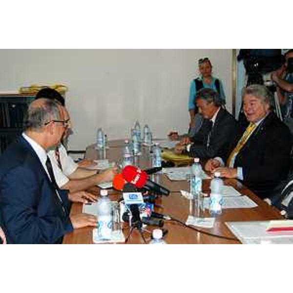Elio De Anna (assessore Rapporti internazionali) al tavolo dell'incontro svoltosi a Tirana. (Tirana, 04/10/11)