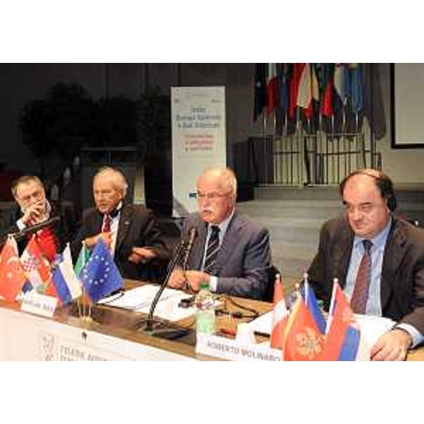 Ettore Romoli (Sindaco Gorizia), Bostjan Zeks (Ministro Slovenia per Sloveni all'Estero) e Roberto Molinaro (Assessore regionale Volontariato) alla conferenza internazionale "Volontariato e Istituzioni a confronto". (Gorizia 07/10/11)