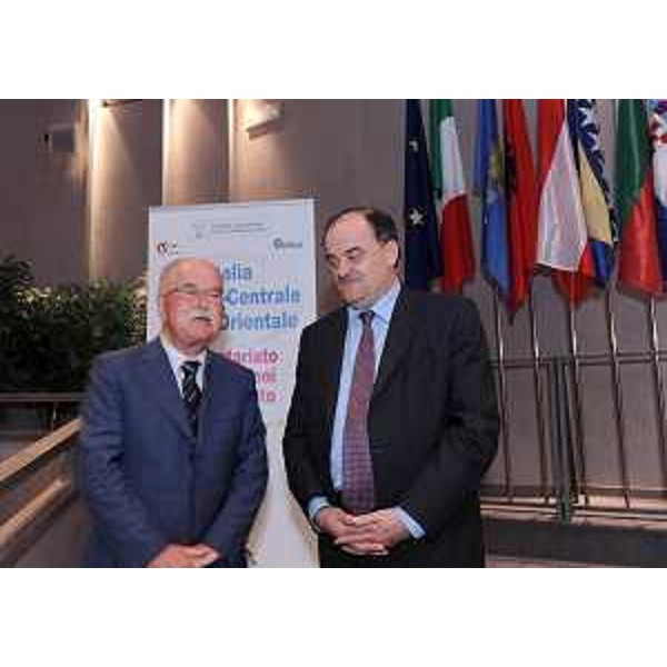 Bostjan Zeks (Ministro Slovenia per Sloveni all'Estero) e Roberto Molinaro (Assessore regionale Volontariato) alla conferenza internazionale "Volontariato e Istituzioni a confronto". (Gorizia 07/10/11)