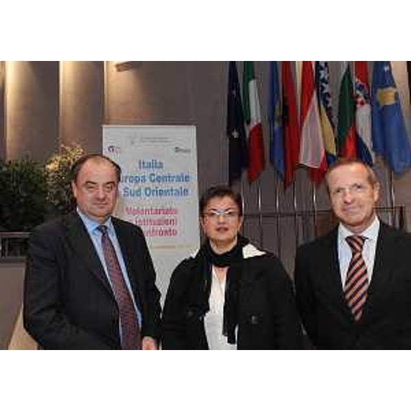 Roberto Molinaro (Assessore regionale Volontariato), Mariangela Fantin (Presidente CSV-Centro Servizi Volontariato FVG) e Lucio Pellegrini (Direttore Servizio Volontariato, Associazionismo, Rapporti con Migranti e Politiche giovanili Regione FVG). (Gorizia 07/10/11)