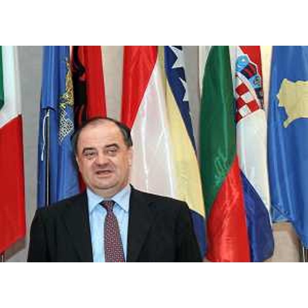 Roberto Molinaro (Assessore regionale Volontariato) alla conferenza internazionale "Volontariato e Istituzioni a confronto". (Gorizia 08/10/11)