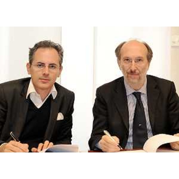 Roberto Sambuco (Capo dipartimento Comunicazioni ministero Sviluppo economico) e Riccardo Riccardi (Assessore regionale Infrastrutture e Mobilità) all'atto della firma del protocollo di definizione del programma "ERMES-Excellent Region in a Multimedia European Society". (Trieste 10/10/11)