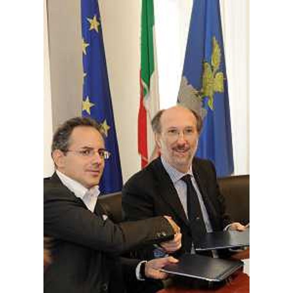 Roberto Sambuco (Capo dipartimento Comunicazioni ministero Sviluppo economico) e Riccardo Riccardi (Assessore regionale Infrastrutture e Mobilità) all'atto della firma del protocollo di definizione del programma "ERMES-Excellent Region in a Multimedia European Society". (Trieste 10/10/11)