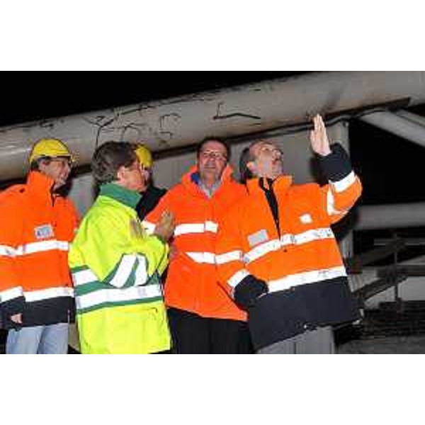 Riccardo Riccardi (Assessore regionale Infrastrutture e Mobilità) ed Enrico Gherghetta (Presidente Provincia Gorizia) durante le operazioni di posa della "porta d'Italia" a Sant'Andrea sul raccordo Villesse-Gorizia. (Gorizia 07-08/10/11)