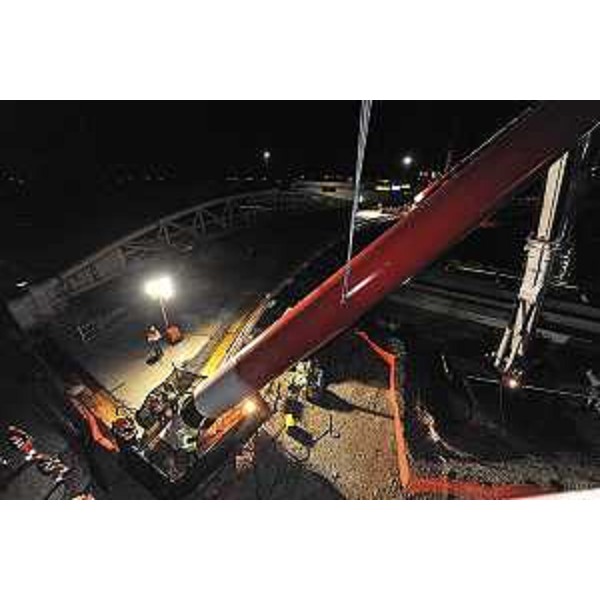 Operazioni di posa della "porta d'Italia", arco rosso di 40 metri del peso di 84 tonnellate con un'inclinatura di circa 30 gradi, a Sant'Andrea sul raccordo Villesse-Gorizia. (Gorizia 07-08/10/11)