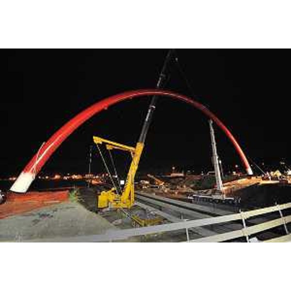 Operazioni di posa della "porta d'Italia", arco rosso di 40 metri del peso di 84 tonnellate con un'inclinatura di circa 30 gradi, a Sant'Andrea sul raccordo Villesse-Gorizia. (Gorizia 07-08/10/11)