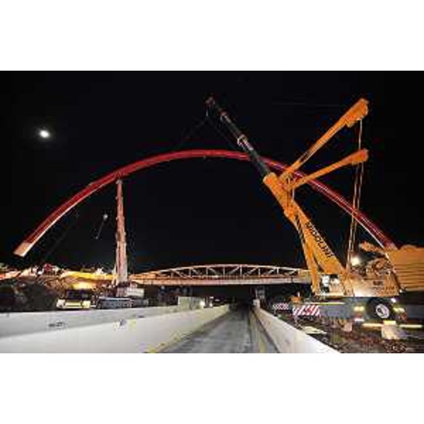 Operazioni di posa della "porta d'Italia", arco rosso di 40 metri del peso di 84 tonnellate con un'inclinatura di circa 30 gradi, a Sant'Andrea sul raccordo Villesse-Gorizia. (Gorizia 07-08/10/11)