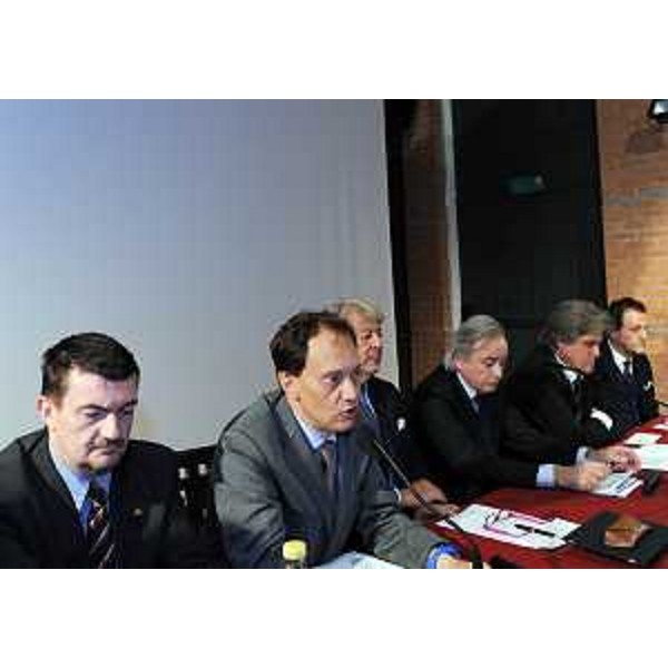 Roberto Asquini (Consigliere regionale) e Luca Ciriani (Vicepresidente FVG e assessore regionale Ambiente ed Energia) nel corso del convegno "Tra auto e carburanti: incentivi regionali". (Palmanova 10/10/11)